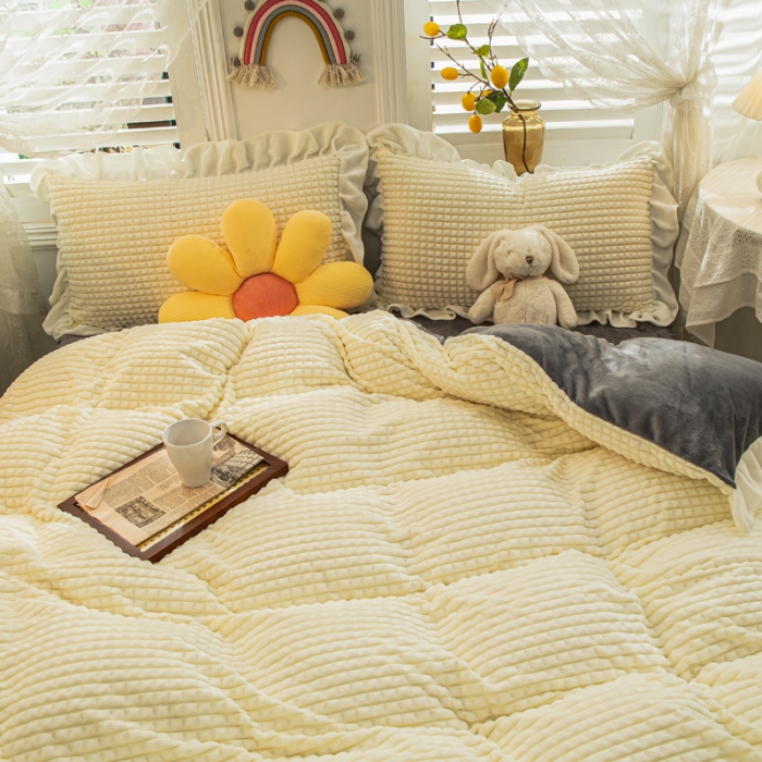 91家纺网 家纺一手货源 找家纺 慕澄 2022牛奶绒剪花绒荷叶边四件套暖光效果图 奶油白