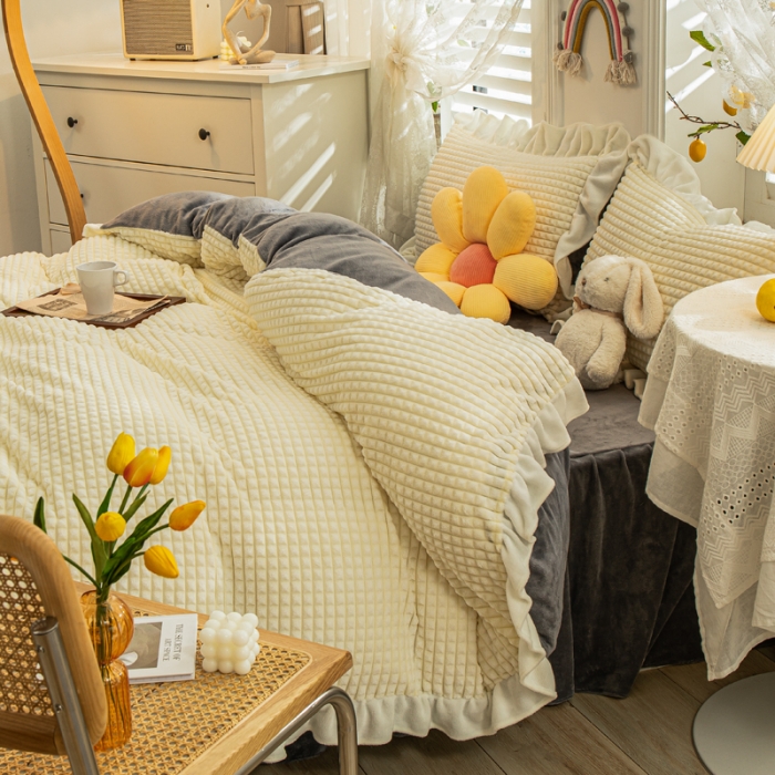 91家纺网 家纺一手货源 找家纺 慕澄 2022牛奶绒剪花绒荷叶边四件套暖光效果图 奶油白