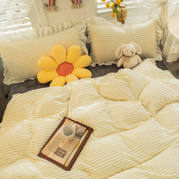 91家纺网 家纺一手货源 找家纺 慕澄 2022牛奶绒剪花绒荷叶边四件套暖光效果图 奶油白