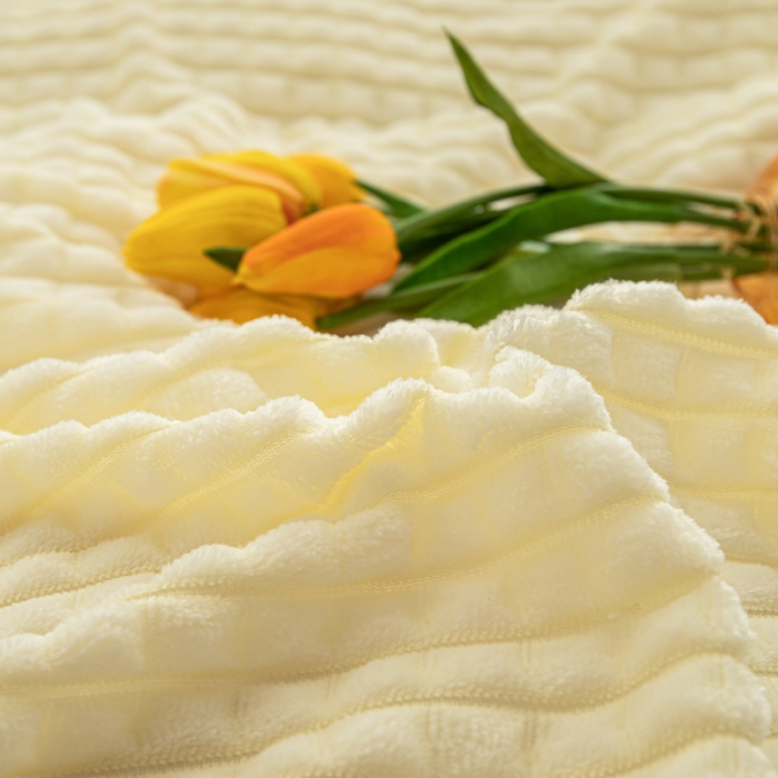 91家纺网 家纺一手货源 找家纺 慕澄 2022牛奶绒剪花绒荷叶边四件套暖光效果图 奶油白