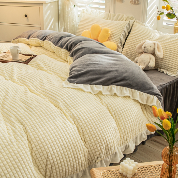 91家纺网 家纺一手货源 找家纺 慕澄 2022牛奶绒剪花绒荷叶边四件套暖光效果图 奶油白