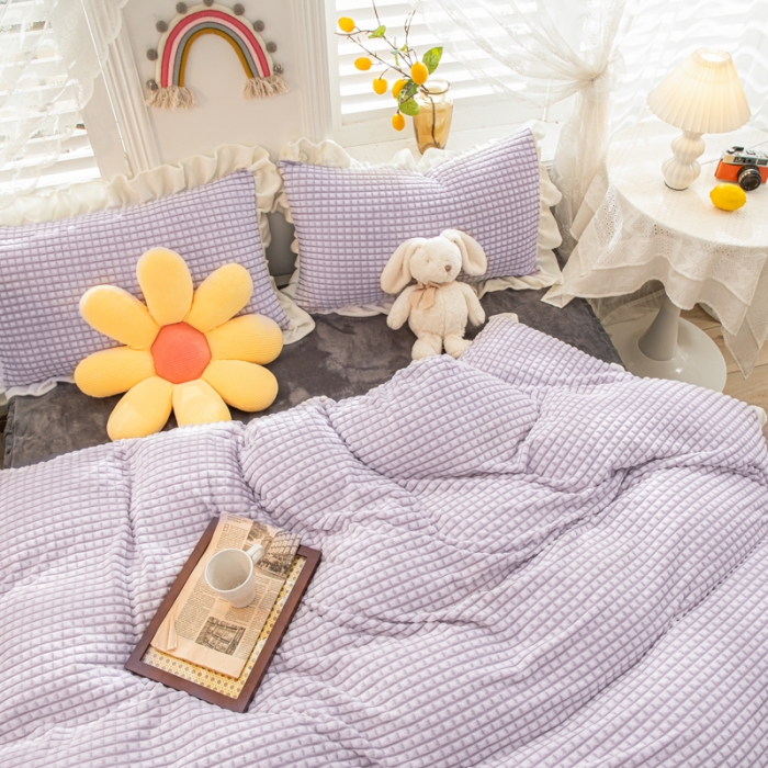 91家纺网 家纺一手货源 找家纺 慕澄 2022牛奶绒剪花绒荷叶边四件套暖光效果图 葡萄紫