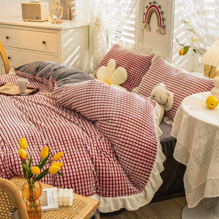 91家纺网 家纺一手货源 找家纺 慕澄 2022牛奶绒剪花绒荷叶边四件套暖光效果图 桃桃红