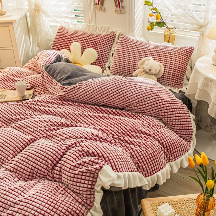 91家纺网 家纺一手货源 找家纺 慕澄 2022牛奶绒剪花绒荷叶边四件套暖光效果图 桃桃红