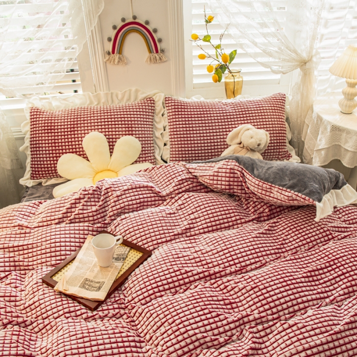 91家纺网 家纺一手货源 找家纺 慕澄 2022牛奶绒剪花绒荷叶边四件套暖光效果图 桃桃红