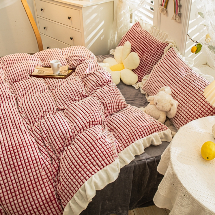 91家纺网 家纺一手货源 找家纺 慕澄 2022牛奶绒剪花绒荷叶边四件套暖光效果图 桃桃红