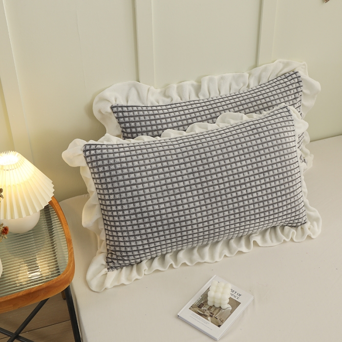 91家纺网 家纺一手货源 找家纺 慕澄 2022新款牛奶绒花边枕套48*74一对 浪漫灰