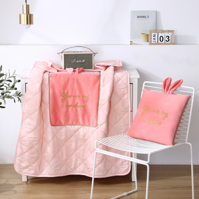 91家纺网 家纺一手货源 找家纺 慕澄 2022新款兔兔网红抱枕被 兔兔-粉玉