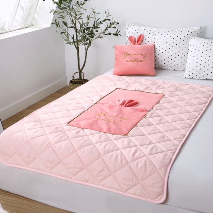 91家纺网 家纺一手货源 找家纺 慕澄 2022新款兔兔网红抱枕被 兔兔-粉玉