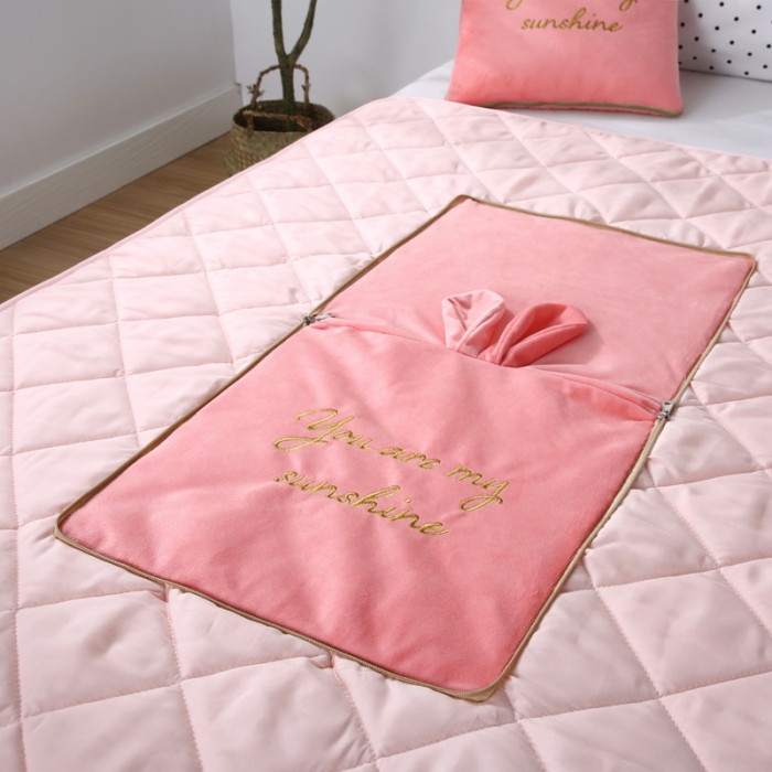 91家纺网 家纺一手货源 找家纺 慕澄 2022新款兔兔网红抱枕被 兔兔-粉玉