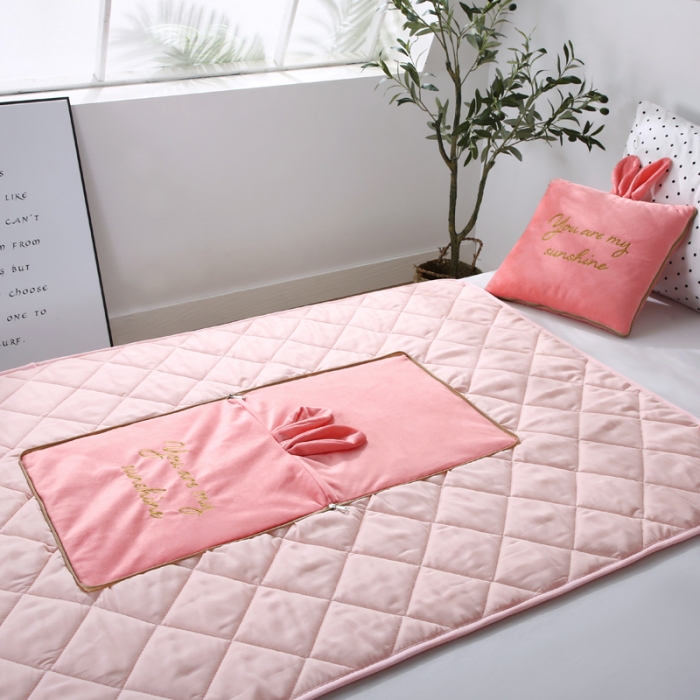 91家纺网 家纺一手货源 找家纺 慕澄 2022新款兔兔网红抱枕被 兔兔-粉玉