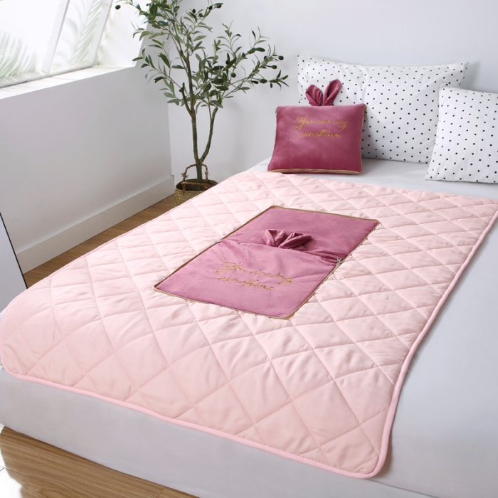 91家纺网 家纺一手货源 找家纺 慕澄 2022新款兔兔网红抱枕被 兔兔-红豆沙