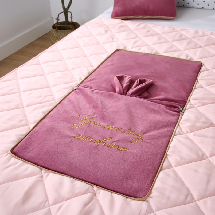 91家纺网 家纺一手货源 找家纺 慕澄 2022新款兔兔网红抱枕被 兔兔-红豆沙