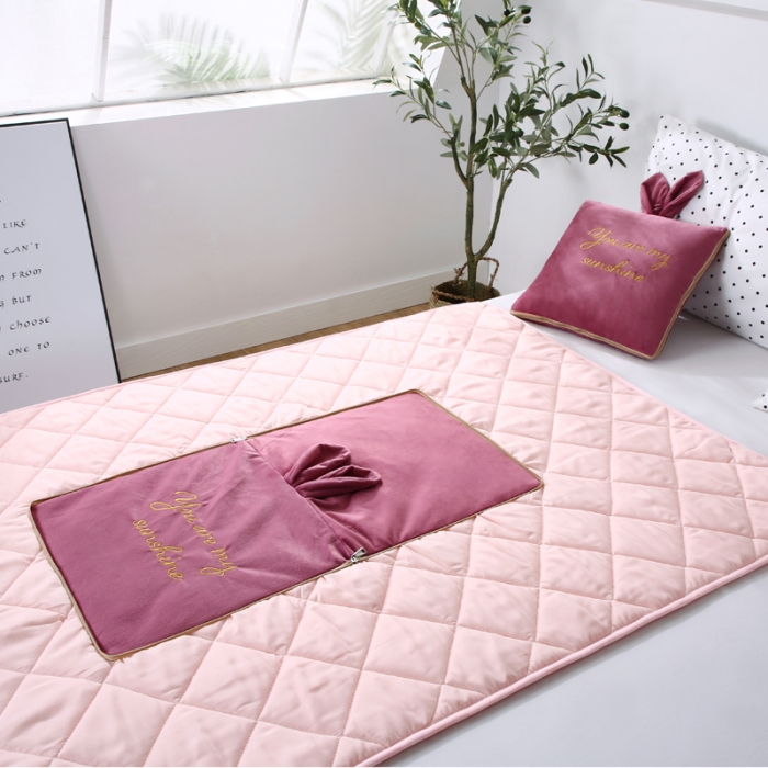 91家纺网 家纺一手货源 找家纺 慕澄 2022新款兔兔网红抱枕被 兔兔-红豆沙