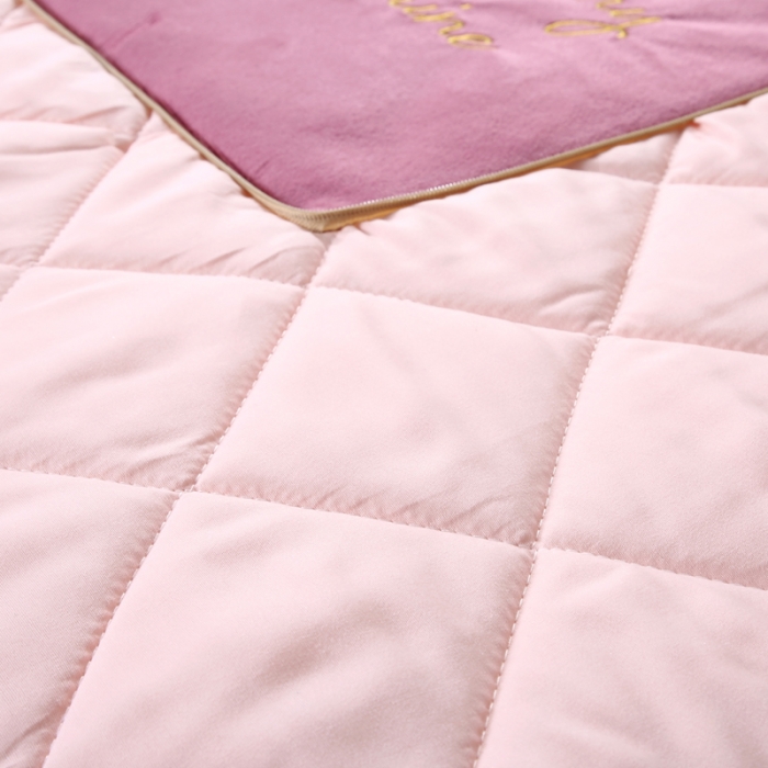 91家纺网 家纺一手货源 找家纺 慕澄 2022新款兔兔网红抱枕被 兔兔-红豆沙