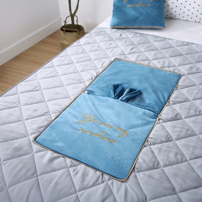 91家纺网 家纺一手货源 找家纺 慕澄 2022新款兔兔网红抱枕被 兔兔-梦幻蓝