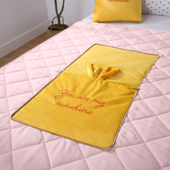 91家纺网 家纺一手货源 找家纺 慕澄 2022新款兔兔网红抱枕被 兔兔-暖黄