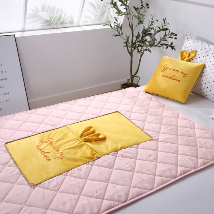 91家纺网 家纺一手货源 找家纺 慕澄 2022新款兔兔网红抱枕被 兔兔-暖黄