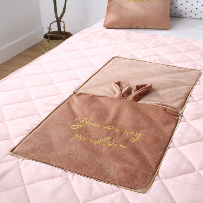 91家纺网 家纺一手货源 找家纺 慕澄 2022新款兔兔网红抱枕被 兔兔-驼色