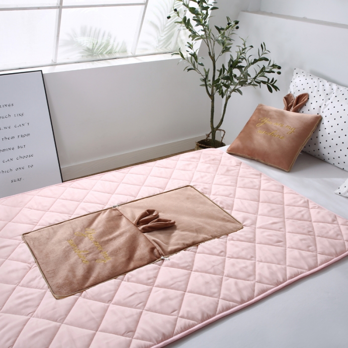 91家纺网 家纺一手货源 找家纺 慕澄 2022新款兔兔网红抱枕被 兔兔-驼色