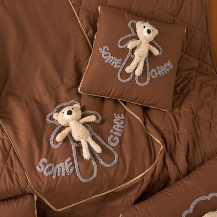 91家纺网 家纺一手货源 找家纺 慕澄 2022新款玩偶熊可拆卸抱枕被 玩偶熊-焦糖布丁