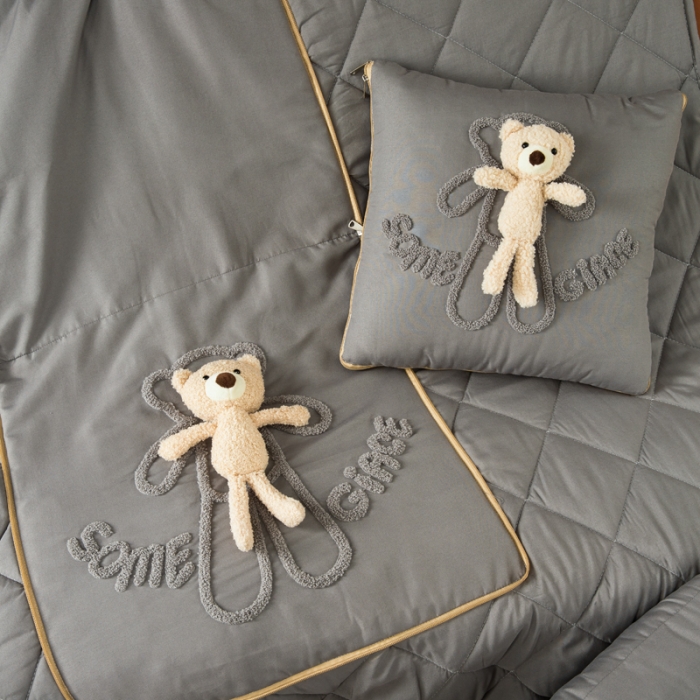 91家纺网 家纺一手货源 找家纺 慕澄 2022新款玩偶熊可拆卸抱枕被 玩偶熊-磨岩灰