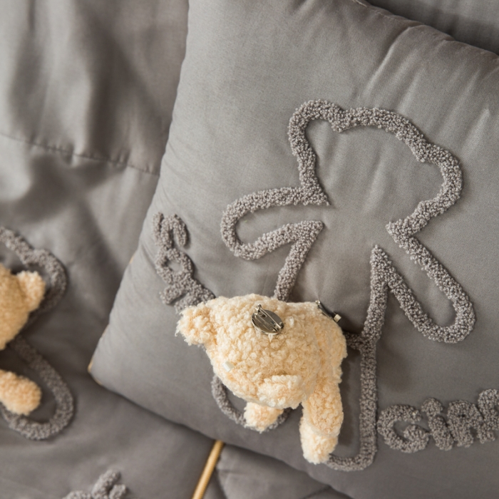 91家纺网 家纺一手货源 找家纺 慕澄 2022新款玩偶熊可拆卸抱枕被 玩偶熊-磨岩灰