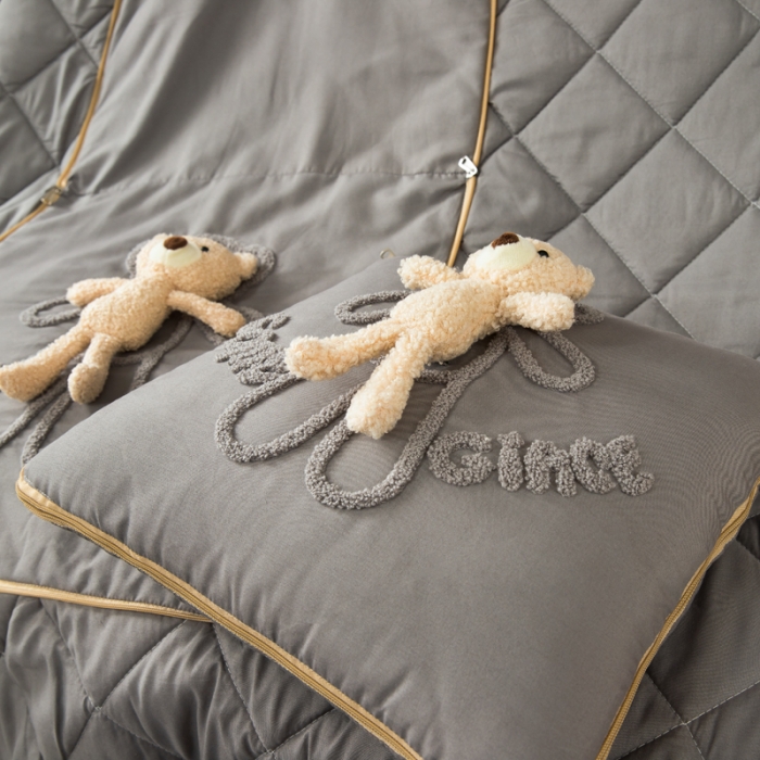 91家纺网 家纺一手货源 找家纺 慕澄 2022新款玩偶熊可拆卸抱枕被 玩偶熊-磨岩灰
