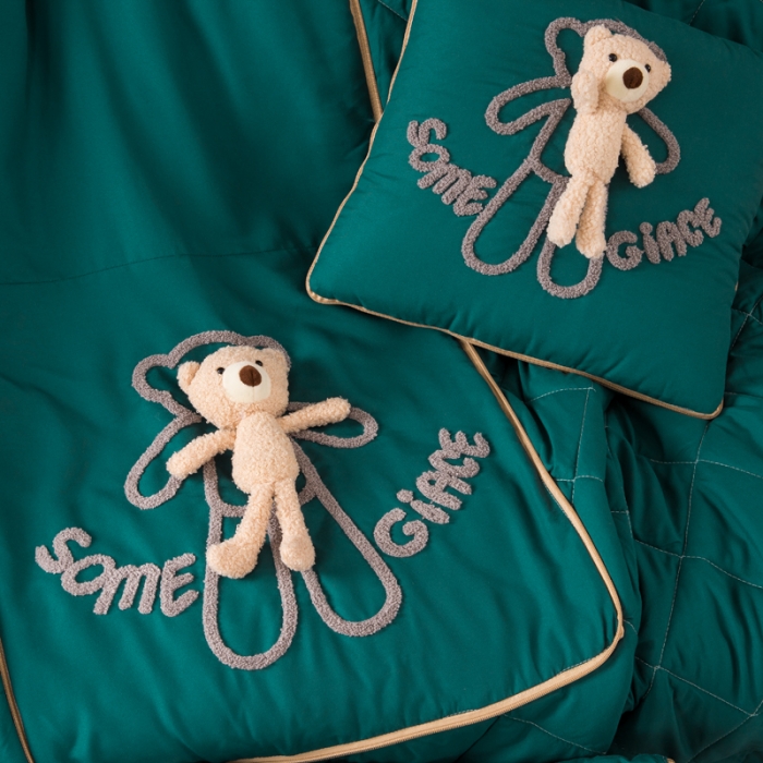 91家纺网 家纺一手货源 找家纺 慕澄 2022新款玩偶熊可拆卸抱枕被 玩偶熊-墨绿色