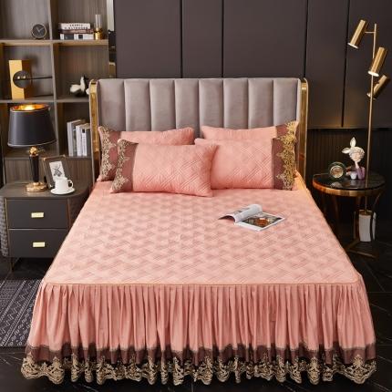 91家纺网 家纺一手货源 找家纺 衿成 2025新款全棉贴布绣花边床裙 黛丝少女粉