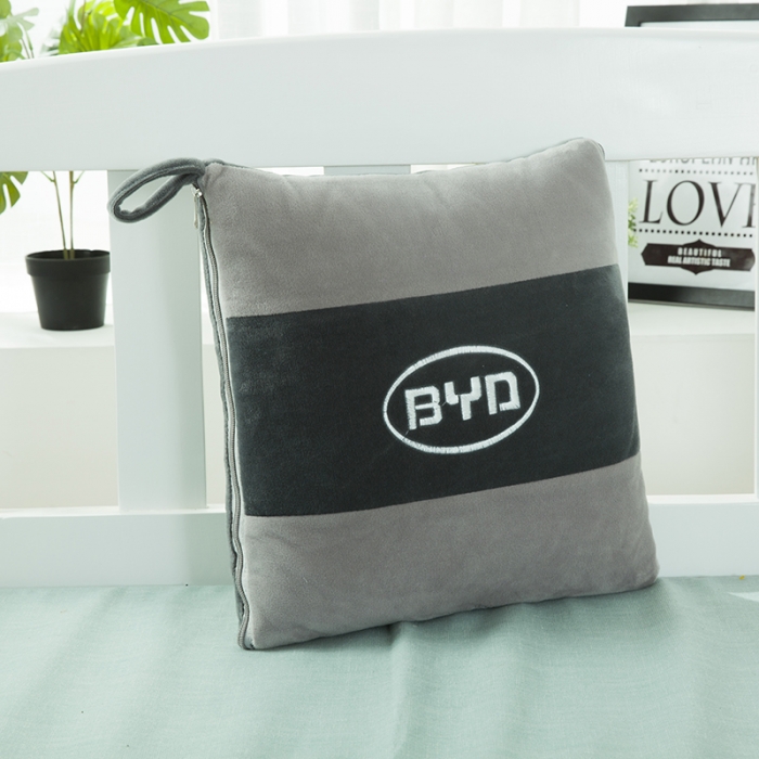 91家纺网 家纺一手货源 找家纺 慕澄 2022新款水晶绒双拼抱枕被 比亚迪灰