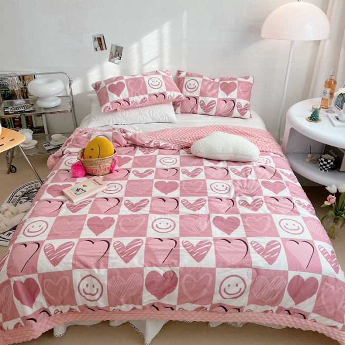 91家纺网 家纺一手货源 找家纺 星期八 2022新款豆豆夏被包边款 爱心