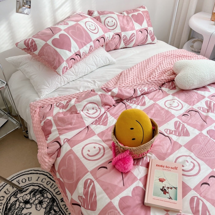 91家纺网 家纺一手货源 找家纺 星期八 2022新款豆豆夏被包边款 爱心