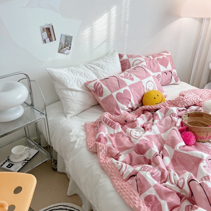 91家纺网 家纺一手货源 找家纺 星期八 2022新款豆豆夏被包边款 爱心