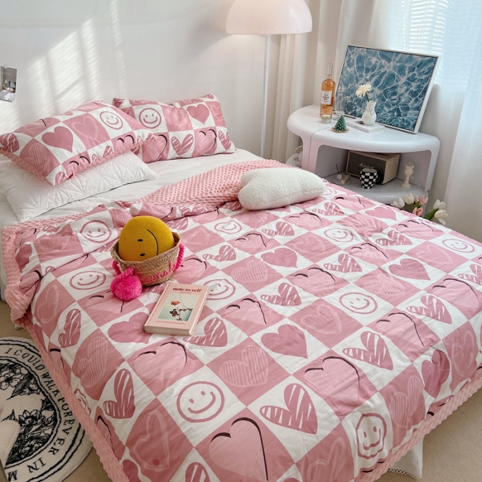 91家纺网 家纺一手货源 找家纺 星期八 2022新款豆豆夏被包边款 爱心