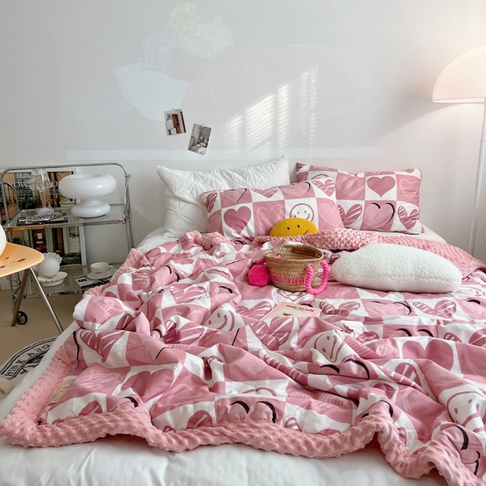 91家纺网 家纺一手货源 找家纺 星期八 2022新款豆豆夏被包边款 爱心