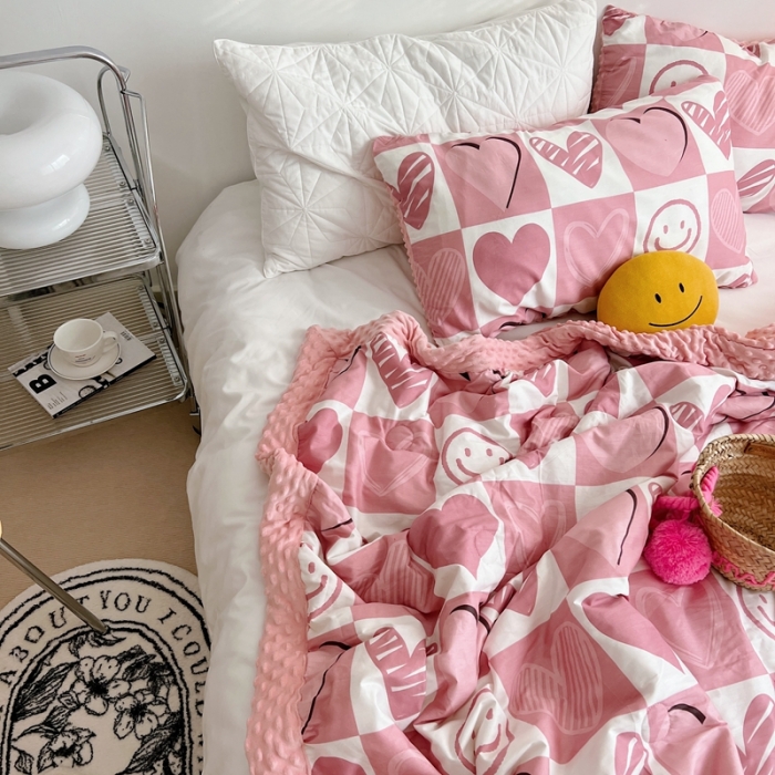 91家纺网 家纺一手货源 找家纺 星期八 2022新款豆豆夏被包边款 爱心
