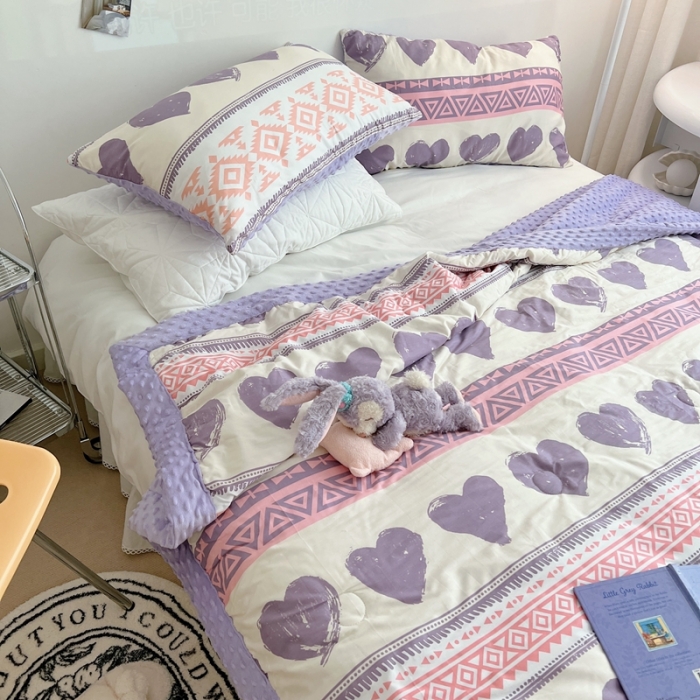 91家纺网 家纺一手货源 找家纺 星期八 2022新款豆豆夏被包边款 爱心紫