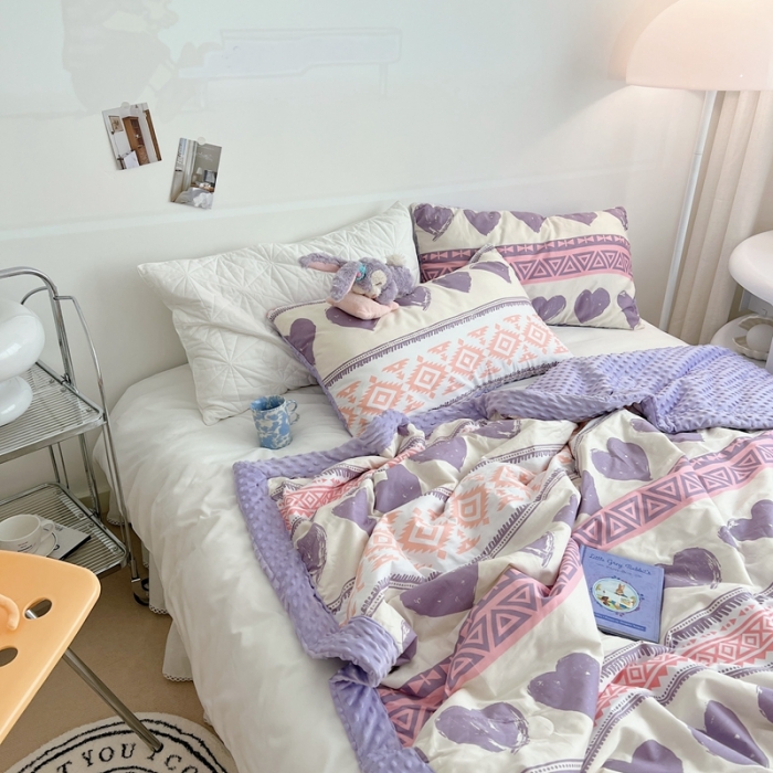 91家纺网 家纺一手货源 找家纺 星期八 2022新款豆豆夏被包边款 爱心紫