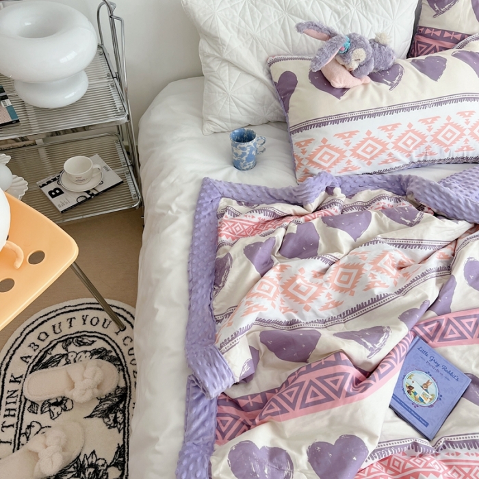 91家纺网 家纺一手货源 找家纺 星期八 2022新款豆豆夏被包边款 爱心紫