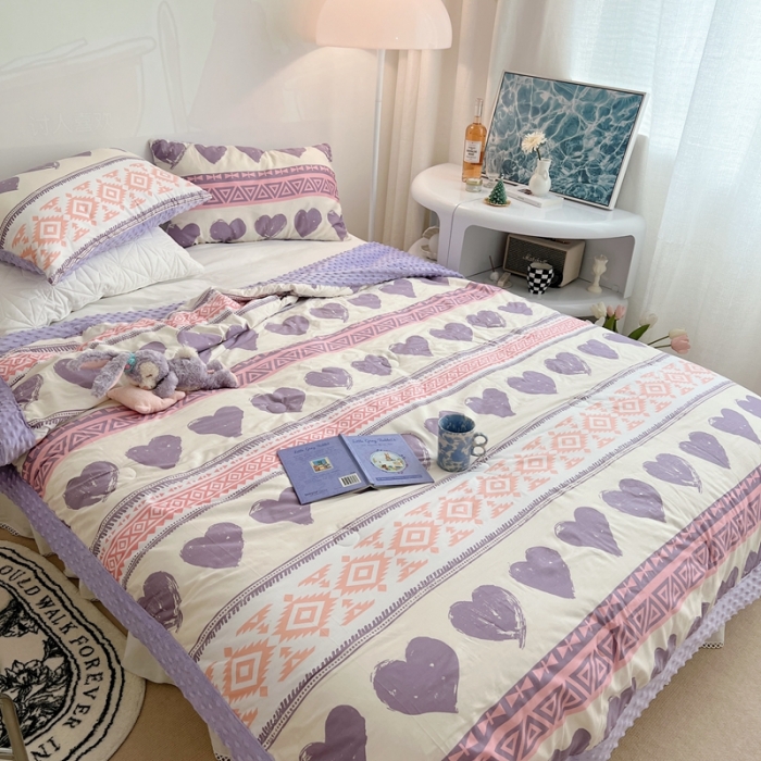 91家纺网 家纺一手货源 找家纺 星期八 2022新款豆豆夏被包边款 爱心紫