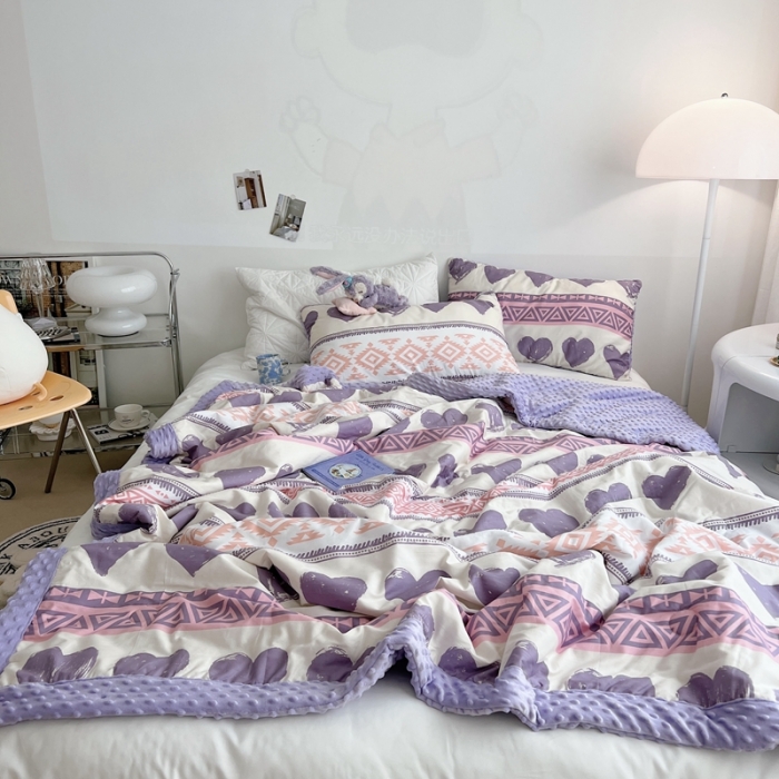 91家纺网 家纺一手货源 找家纺 星期八 2022新款豆豆夏被包边款 爱心紫