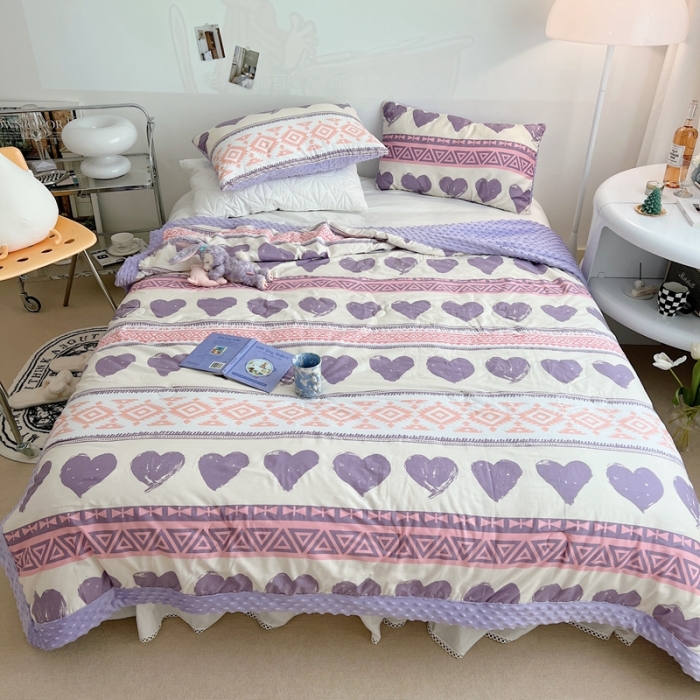 91家纺网 家纺一手货源 找家纺 星期八 2022新款豆豆夏被包边款 爱心紫