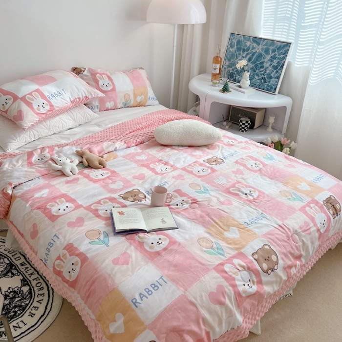 91家纺网 家纺一手货源 找家纺 星期八 2022新款豆豆夏被包边款 格子兔