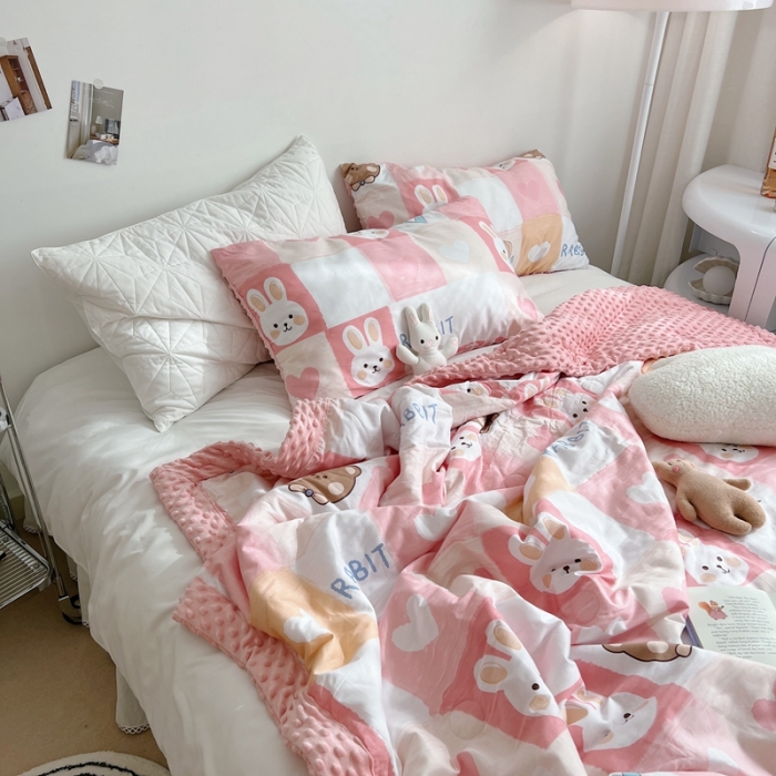 91家纺网 家纺一手货源 找家纺 星期八 2022新款豆豆夏被包边款 格子兔