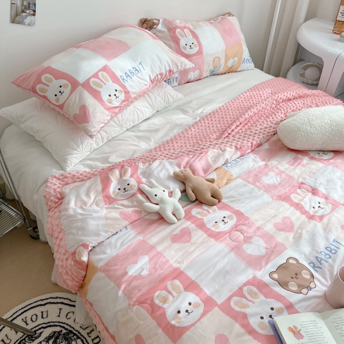 91家纺网 家纺一手货源 找家纺 星期八 2022新款豆豆夏被包边款 格子兔