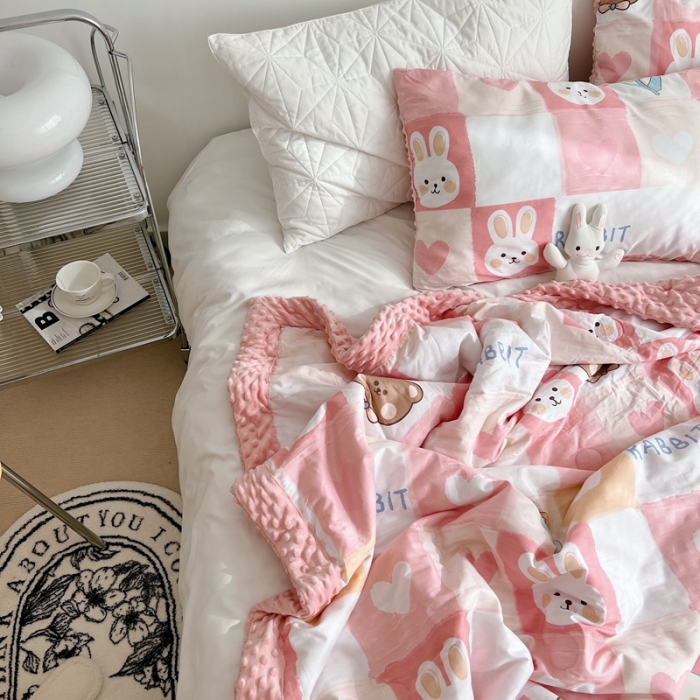 91家纺网 家纺一手货源 找家纺 星期八 2022新款豆豆夏被包边款 格子兔