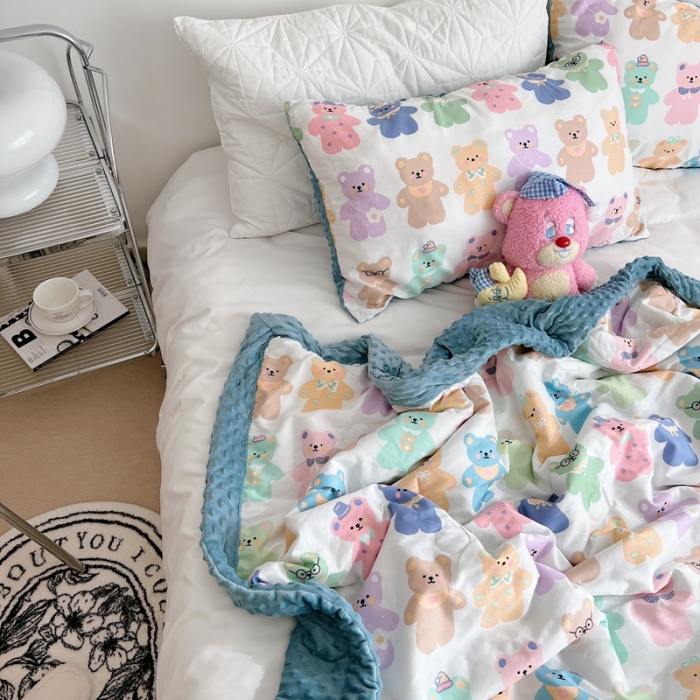 91家纺网 家纺一手货源 找家纺 星期八 2022新款豆豆夏被包边款 好多熊