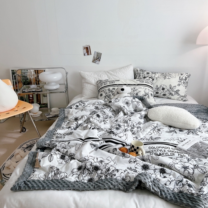 91家纺网 家纺一手货源 找家纺 星期八 2022新款豆豆夏被包边款 黑茶横条