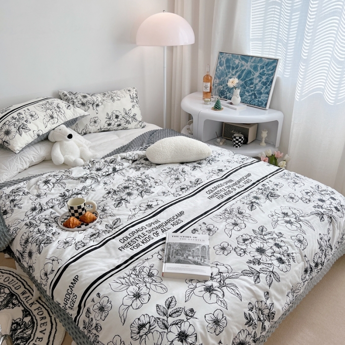 91家纺网 家纺一手货源 找家纺 星期八 2022新款豆豆夏被包边款 黑茶横条